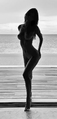 Emily-Ratajkowski-Nude-TheFappening.Pro-1.jpg