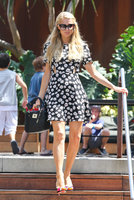 Paris_Hilton_at_the_Country_Mart_in_Malibu_July_6_2013_10.jpg