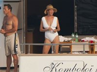 Uma_Thurman_Swimsuit_Candids_on_a_Yacht_in_St_Tropez_July_7_2013_06-07182013135403000000.jpg