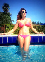 sabrina-salerno-2013-bikini-fucsia-piscina-twitter-1.jpg