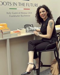 Silvia Avallone mora riccia milf yjeyuxrve.jpg