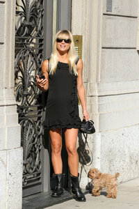 Michelle_Hunziker_Walking_the_Dog_in_Milan_August_29_2013_01-08312013153542000000.jpg