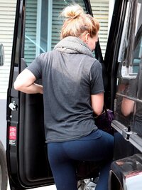 hillary_duff_pilates_ass_in_spandex_006.jpg