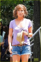 jennifer-aniston-adoring-fans-on-squirrels-to-the-nuts-set-09.jpg