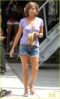 jennifer-aniston-adoring-fans-on-squirrels-to-the-nuts-set-24.jpg
