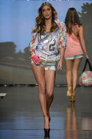 20131018-Belen-Rodriguez-on-the-runway-for-imperfect-10.jpg