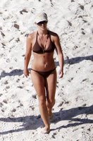 51212_Britney_Spears_-_Bikini_candids_from_a_Carribbean_beach_051909_4219_122_81lo.jpg