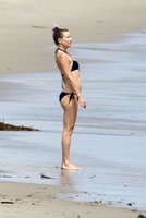 Kate Hudson wearing a bikini at a beach in Malibu 001.jpg