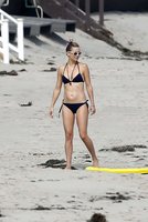 Kate Hudson wearing a bikini at a beach in Malibu May 3-2014 003.jpg