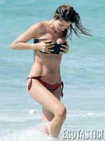 Aida-Yespica-Shows-Off-Her-Bikini-Body-At-The-Beach-In-Formentera-Spain-10-675x900.jpg