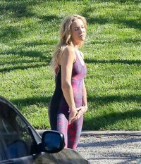 kate-hudson-in-purple-uni-tard-at-a-park-in-los-angeles_2.jpg