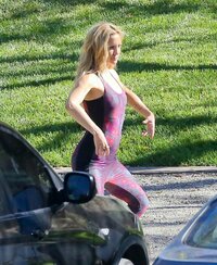 kate-hudson-in-purple-uni-tard-at-a-park-in-los-angeles_8.jpg