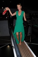 uma-thurman-arrives-at-a-boat-party-in-cannes-05-17-2015_11.jpg