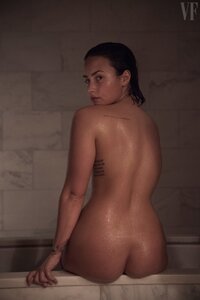 demi_lovato_vanity_fair_october_2015_DNxXgnML.sized.jpg