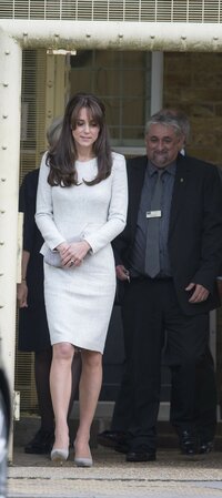 kate-middleton-working-in-woking-september-252015-x18-12.jpg