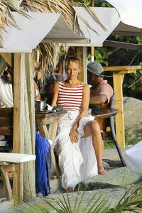 uma-thurman-a-sunset-at-do-brazil-bar-on-shell-beach-november-162015-x40-9.jpg