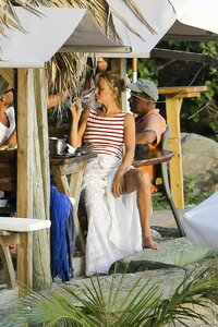 uma-thurman-a-sunset-at-do-brazil-bar-on-shell-beach-november-162015-x40-10.jpg
