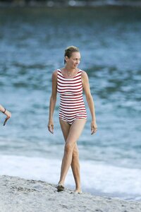 uma-thurman-a-sunset-at-do-brazil-bar-on-shell-beach-november-162015-x40-16.jpg