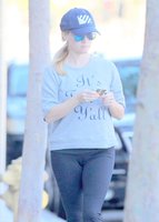 reese-witherspoon-heading-to-a-yoga-class-in-los-angeles-11-04-2015_28.jpg