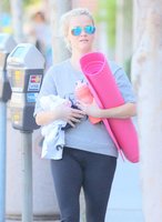 reese-witherspoon-heading-to-a-yoga-class-in-los-angeles-11-04-2015_29.jpg