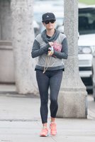 Reese-Witherspoon-in-Tights-Heading-to-yoga--06.jpg