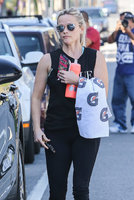 reese-witherspoon-out-amp-about-in-yoga-pants-in-la-2202016-5.jpg