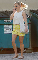 reese-witherspoon-in-yellow-shorts-out-in-brentwood-22016-5.jpg