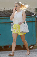 reese-witherspoon-in-yellow-shorts-out-in-brentwood-22016-17.jpg