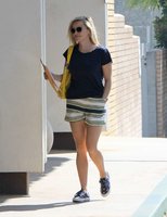 Reese-Witherspoon-in-Shorts--06.jpg