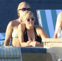 Reese-Witherspoon-in-Black-Swimsuit--08.jpg