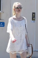 elle-fanning-out-and-about-in-los-angeles-160_4.jpg