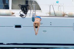 Kate-Hudson-in-Blue-Bikini-2016--24.jpg