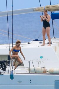 Kate-Hudson-in-Blue-Bikini-2016--41.jpg