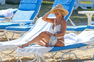 Kate-Hudson-in-White-Bikini-2016--36.jpg