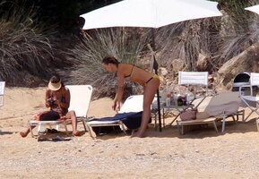 kate-hudson-bikini-candids-in-skiathos-island-july-24-32-pics-18.jpg