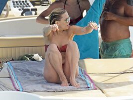 Kate-Hudson-in-Bikini-2016--13.jpg