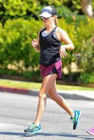 reese-witherspoon-out-jogging-in-los-angeles-08-21-2016_12.jpg