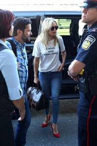Kate-Hudson-at-Toronto-International-Airport--06.jpg
