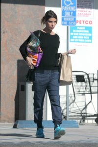 Elisabetta-Canalis--Shopping-at-Petco--13.jpg