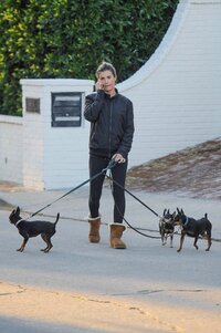 Elisabetta-Canalis--Walking-her-dogs--04.jpg