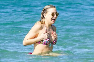 Kate-Hudson-in-Bikini-2017--02.jpg