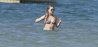 Kate-Hudson-in-Floral-Bikini-2017--08.jpg