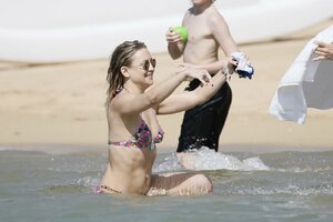Kate-Hudson-in-Floral-Bikini-2017--16.jpg