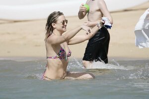 Kate-Hudson-in-Floral-Bikini-2017--28.jpg