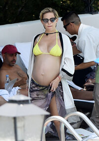 77239158_hqcelebcorner-3.jpg