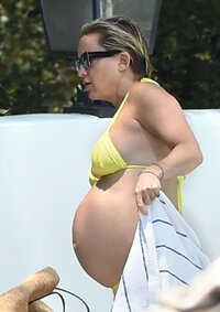 77239286_hqcelebcorner-10.jpg