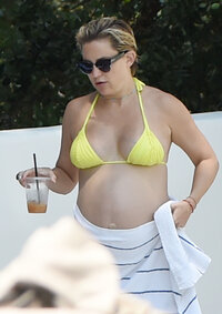 77239786_hqcelebcorner-52.jpg