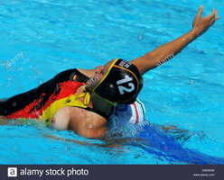 german-mandy-zoellner-l-fights-for-the-ball-with-italian-simona-abbate-D4RAKW.jp.jpg