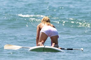 111632106_hqcelebcorner-7.jpg