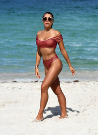 115426596_hqcelebcorner-35.jpg